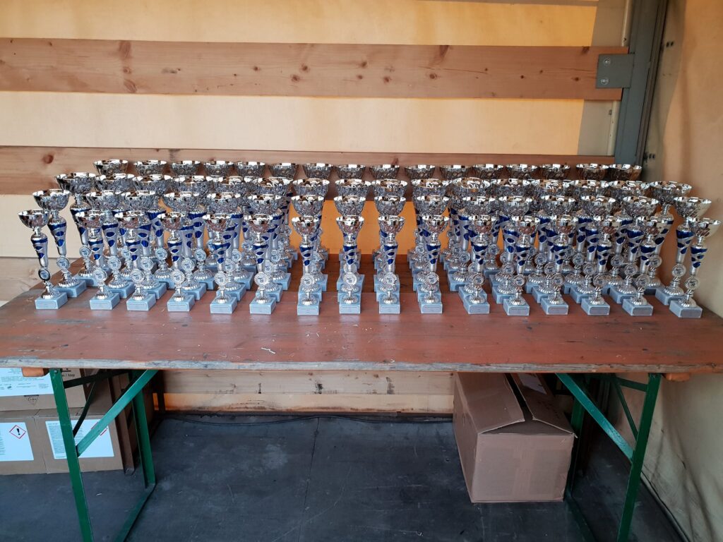 Die Pokale vor der Siegerehrung