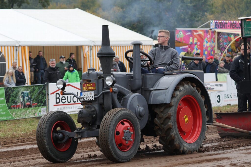 Oldtimer-Bulldog vor voll besetzten Zuschauerrängen