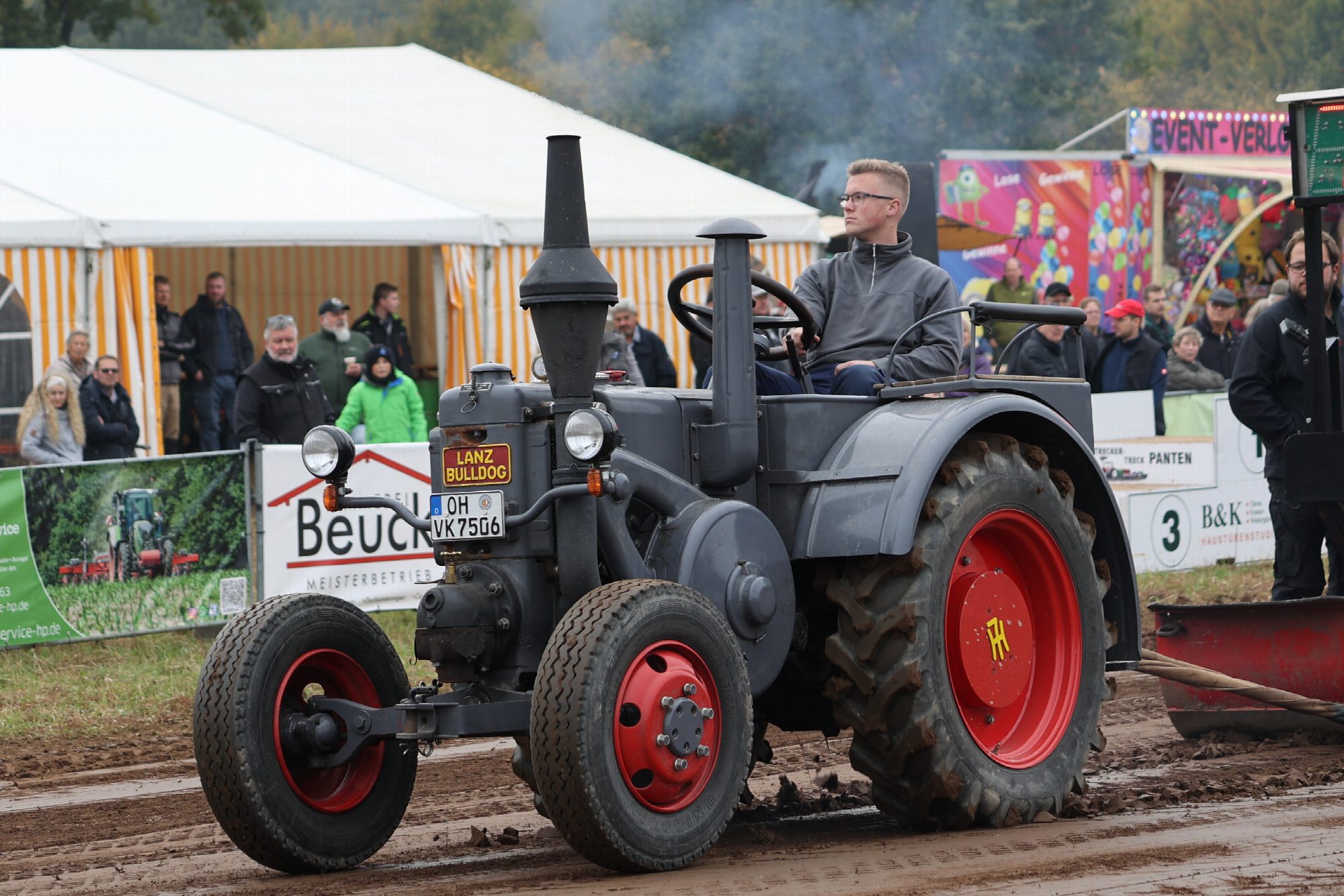 Oldtimer-Bulldog vor voll besetzten Zuschauerrängen