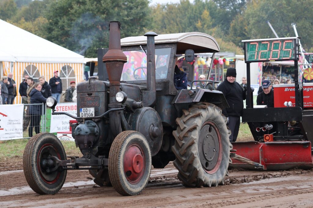 Schwarzer Oldtimer-Bulldog zieht den Bremswagen